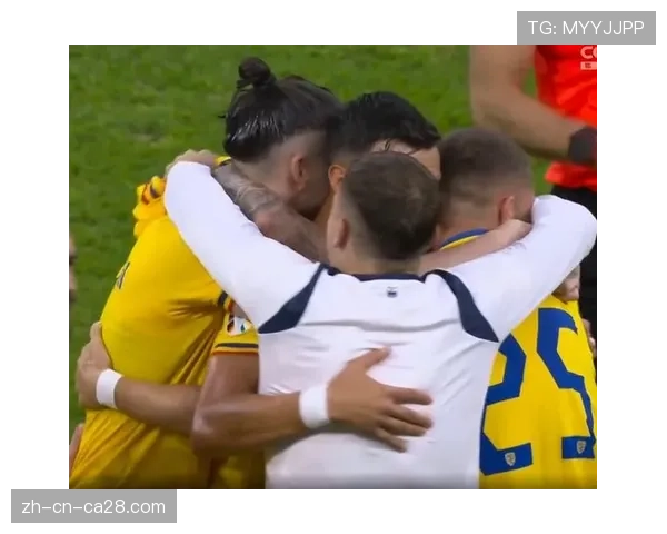 镜头：终场哨响，提前保级成功的勒阿弗尔球员与球迷疯狂庆祝