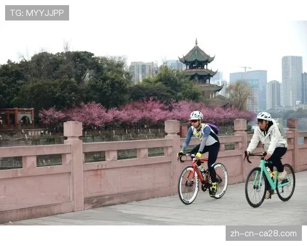 浙江宁波“春日骑遇,好运桃花”桃花岛骑行挑战赛,骑友享受春日美景